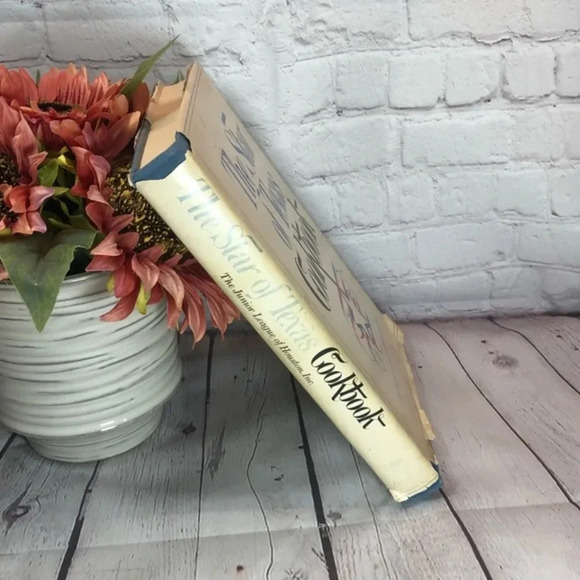 Vintage 1983 THE STAR OF TEXAS THE JUNIOR LEAGUE of HOUSTON cookbook - Picture 4 of 10